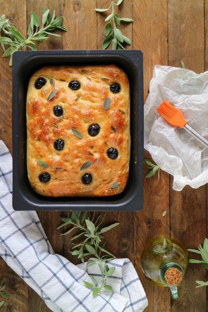 Focaccia bez mijesenja s crnim maslinama i kaduljom