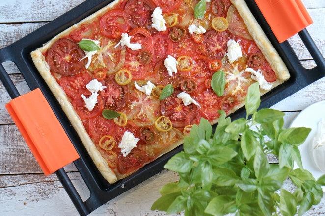 Pita od lisnatog tijesta s rajčicama i mozzarellom