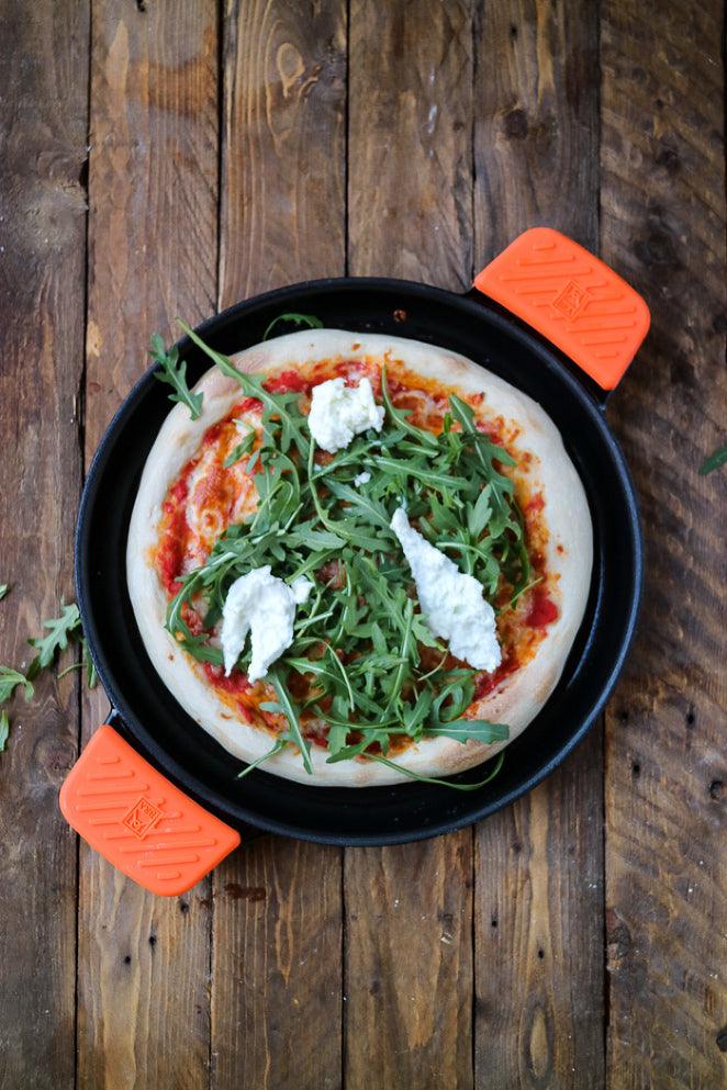 Svježa mozzarella i pizza s rukolom